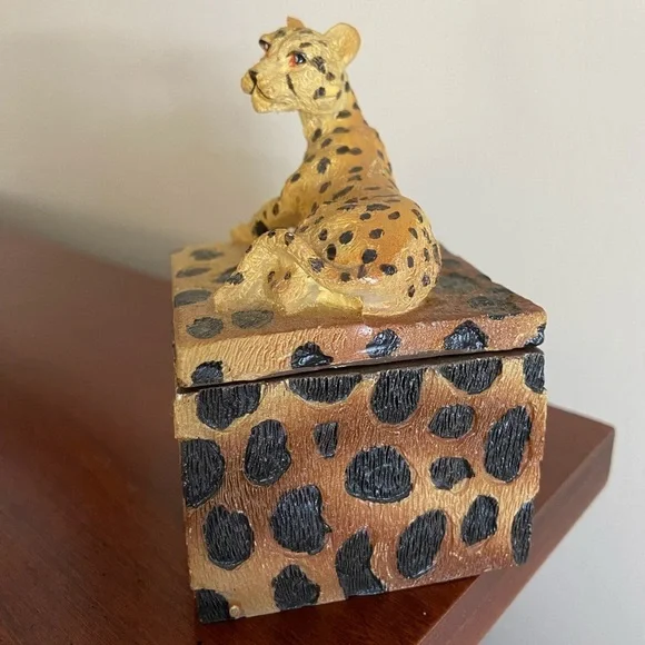 Cheetah Cat Figural Trinket Box Resin 3.5" Nature Animal Lidded Square Textured - Picture 2 of 9